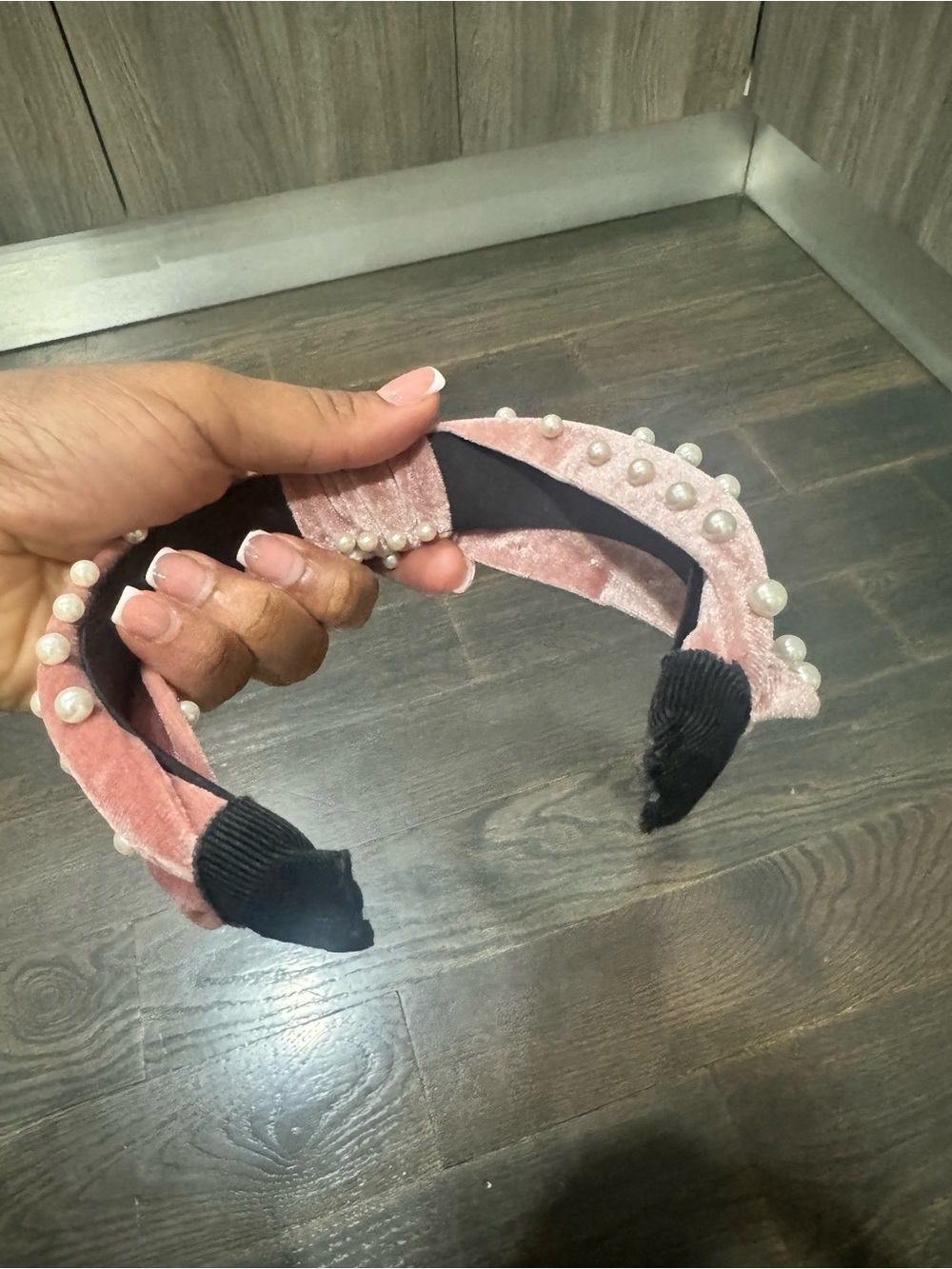 Pearl-Embellished Pink Velvet Knotted Headband - Picture 4 of 5